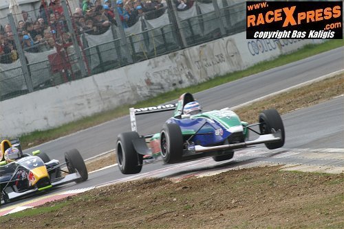 Mervyn Kool spectaculair over curbs